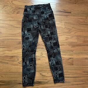 Lululemon Black and White Logo Print Align 25" Legging Size 6